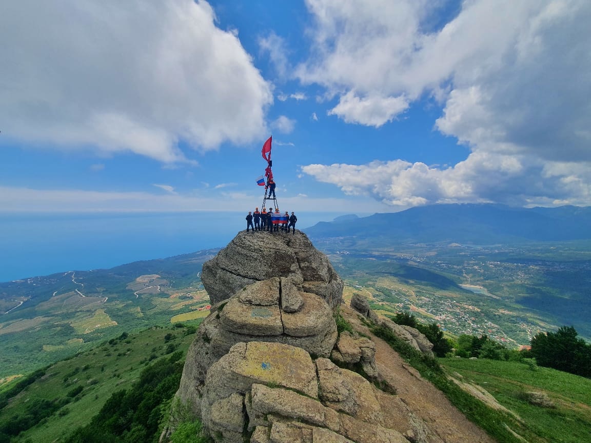 В День России крымские спасатели водрузили флаг страны на вершине горы  Демерджи - Новости - Главное управление МЧС России по Республике Крым