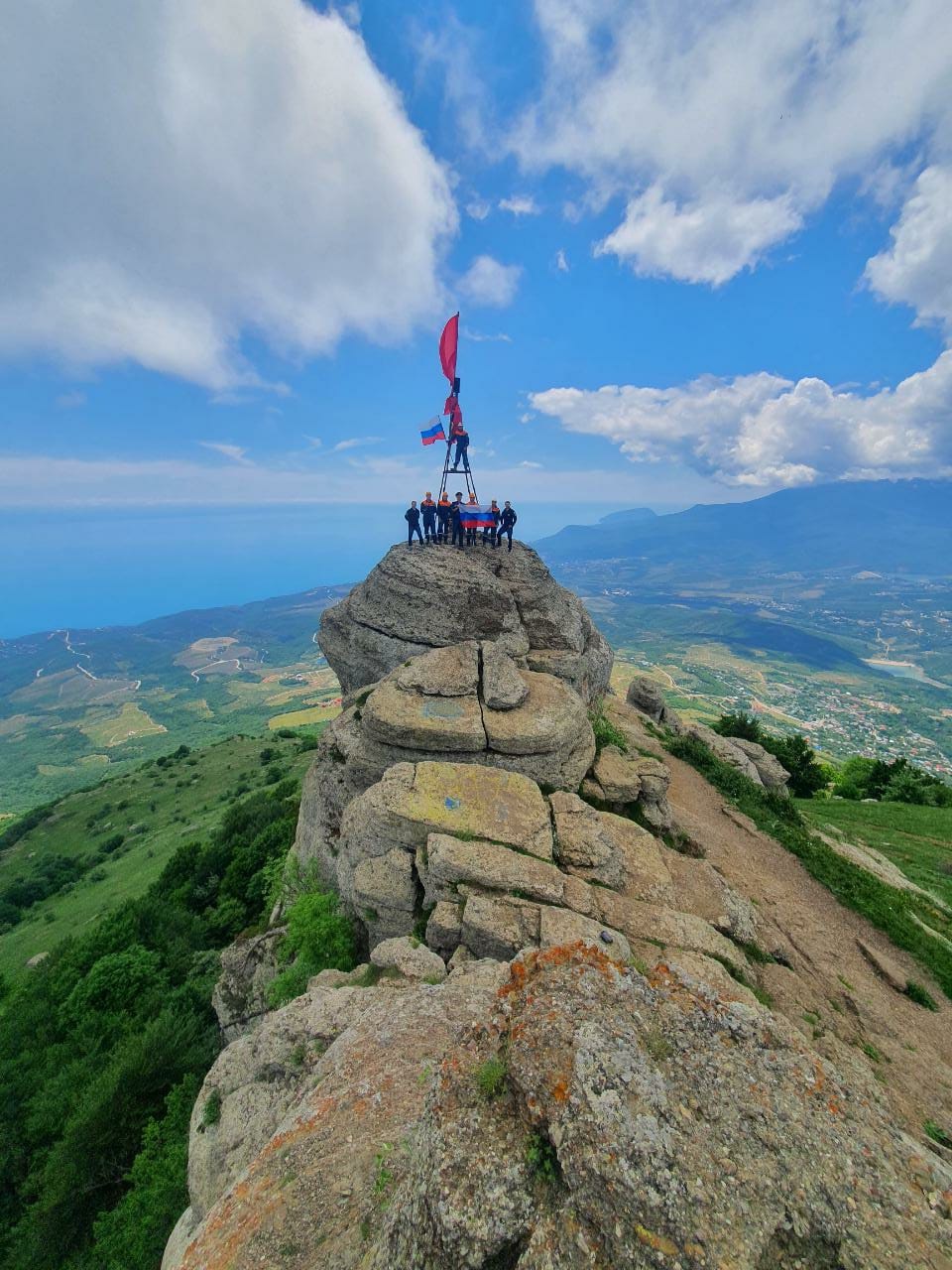 В День России крымские спасатели водрузили флаг страны на вершине горы  Демерджи - Новости - Главное управление МЧС России по Республике Крым