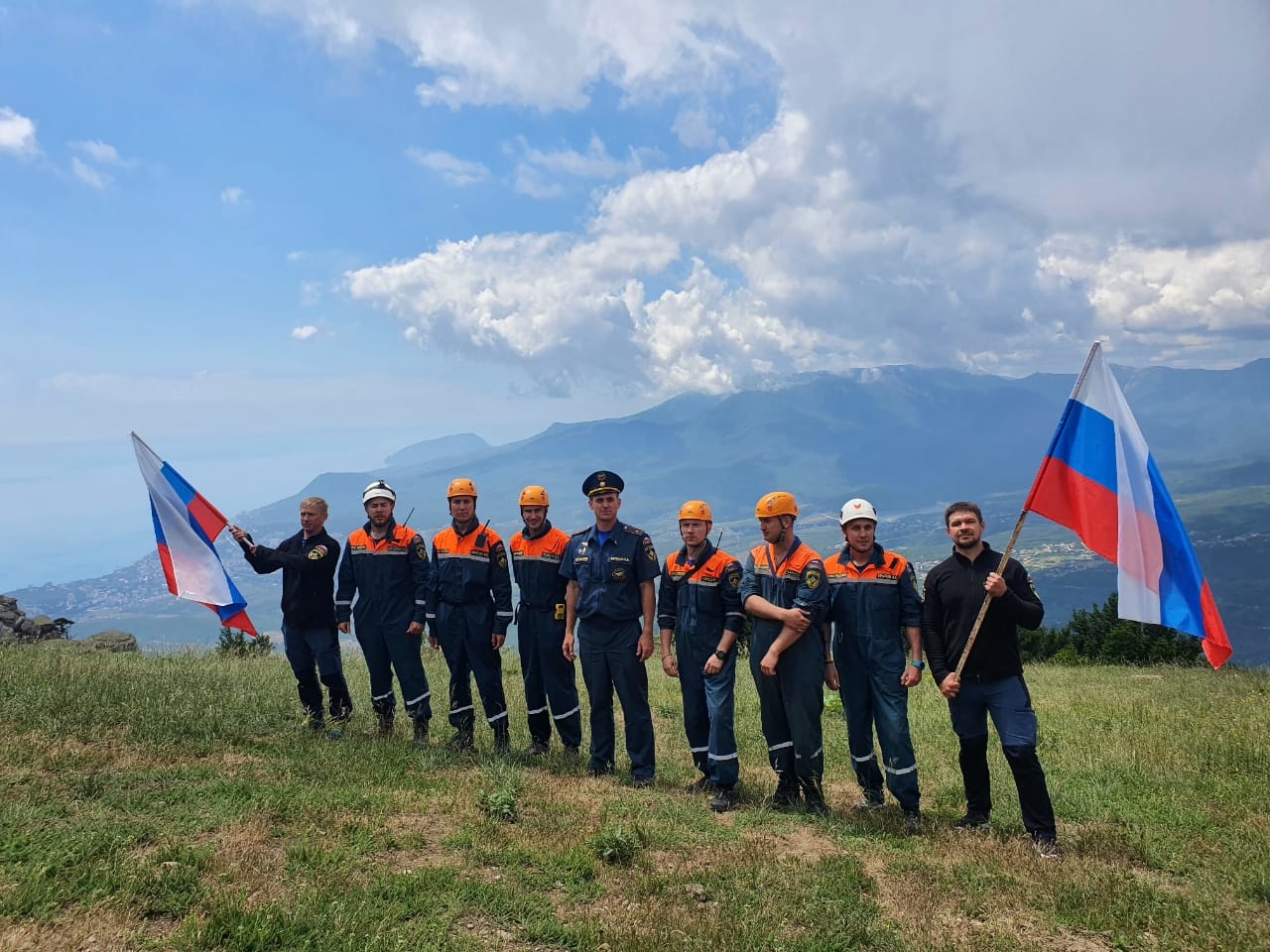 В День России крымские спасатели водрузили флаг страны на вершине горы  Демерджи - Новости - Главное управление МЧС России по Республике Крым