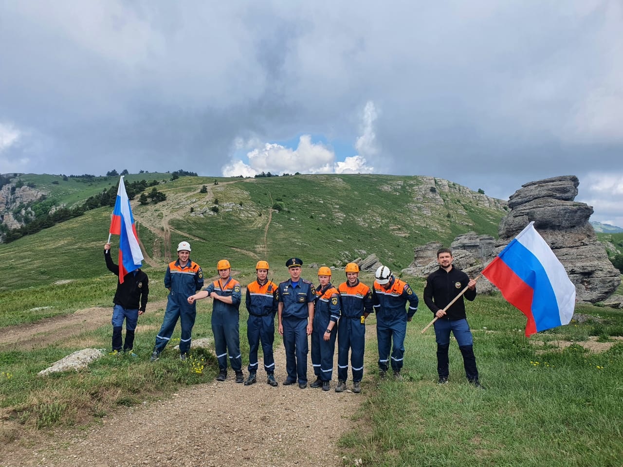 В День России крымские спасатели водрузили флаг страны на вершине горы  Демерджи - Новости - Главное управление МЧС России по Республике Крым