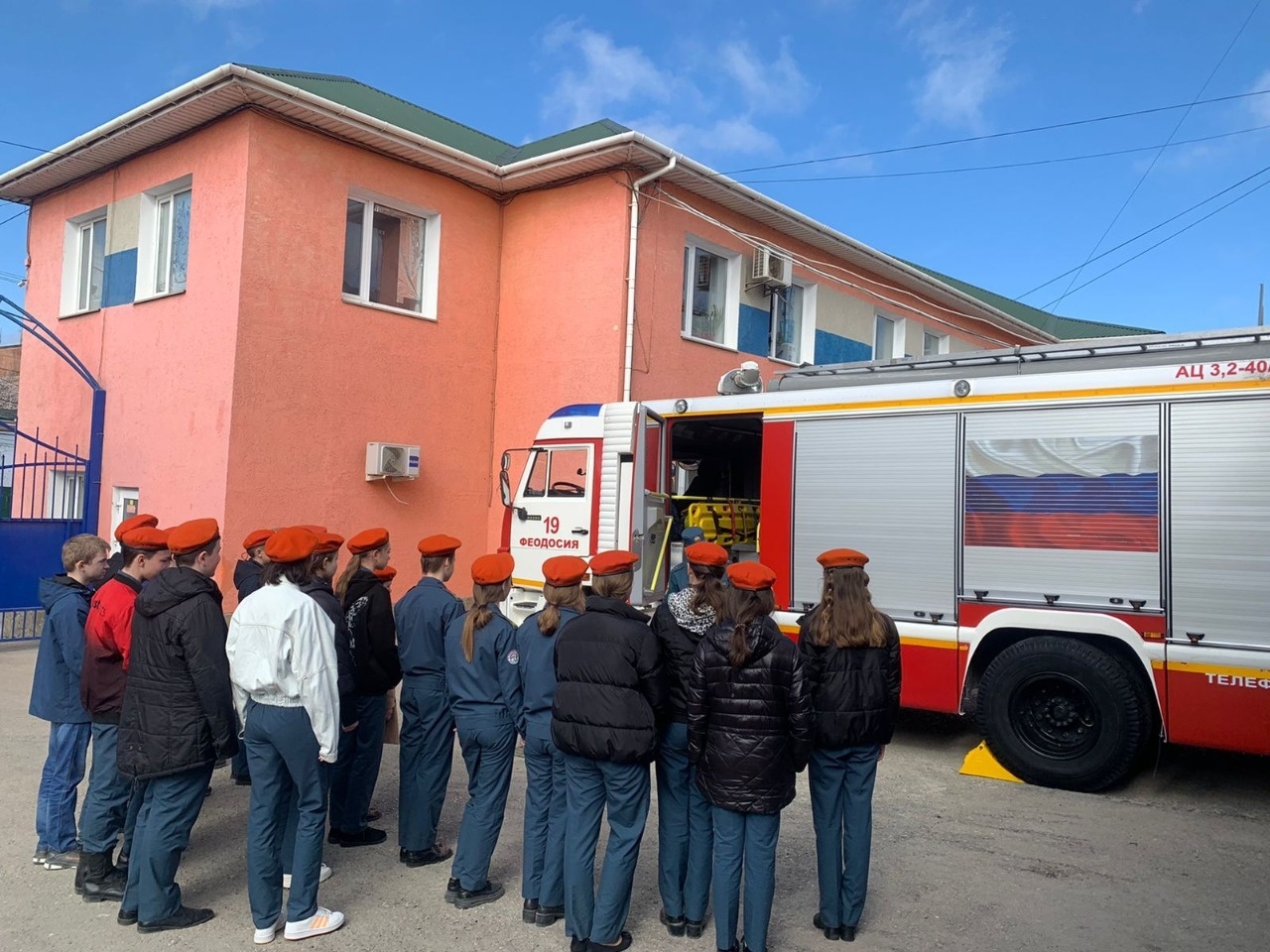 В пожарных частях Крыма проходят Дни открытых дверей - Новости - Главное  управление МЧС России по Республике Крым