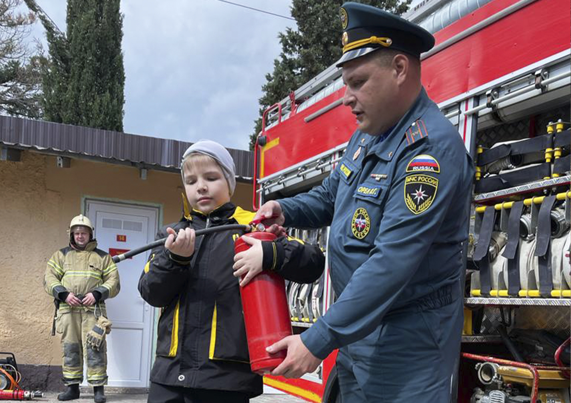 В пожарно-спасательных частях Крыма прошли Дни открытых дверей - Новости -  Главное управление МЧС России по Республике Крым