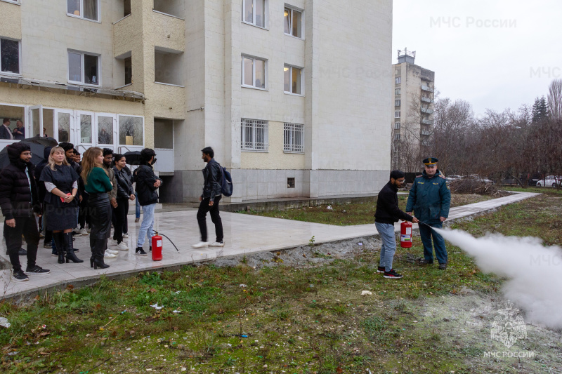 Иностранных студентов научили пожарной безопасности